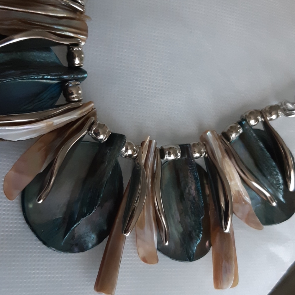 Stunning Shell necklace+ earring set. - Picture 5 of 7